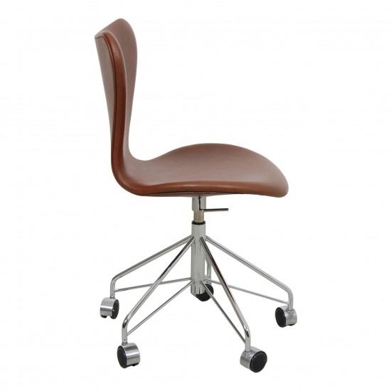 Arne Jacobsen Seven office chair 3117 with mokka classic leather