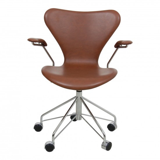 Arne Jacobsen Seven office chair 3217 with mokka classic leather 