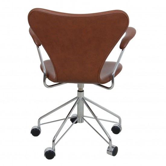 Arne Jacobsen syver kontorstol 3217 i mokka classic læder 