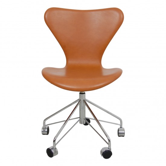 Arne Jacobsen syver kontorstol 3117 i cognac classic læder