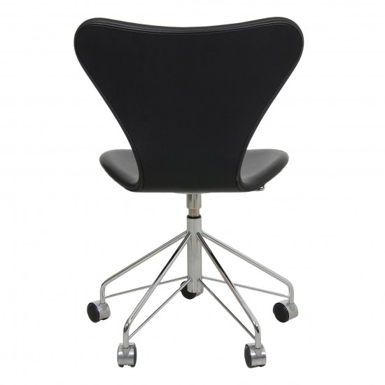 Arne Jacobsen Seven office chair 3117 with black classic leather