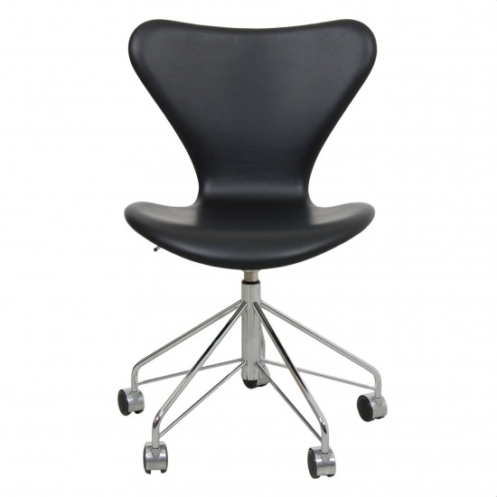 Arne Jacobsen Seven office chair 3117 with black classic leather