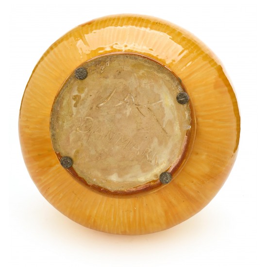 Svend Hammershøi: Vase af lertøj.