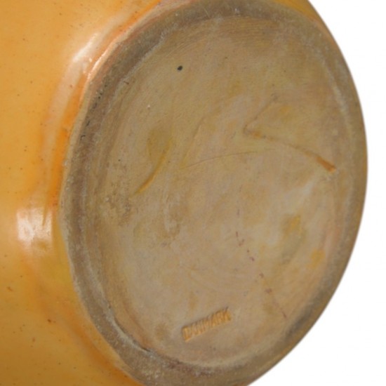 Herman.A. Kähler. Vase af lertøj med gul uranglasur.