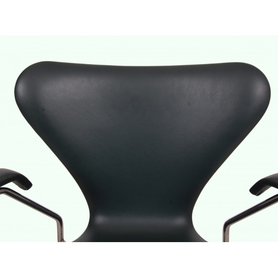 Arne Jacobsen Syver armstol, 3207, nypolstret i mørke grønt classic læder