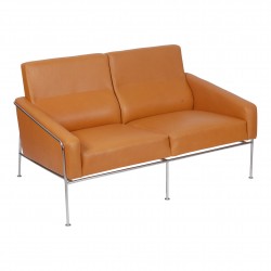 Arne Jacobsen 2pers Lufthavnssofa nypolstret i cognac anilin læder Arne Jacobsen 2pers Lufthavnssofa nypolstret i cognac anilin læder