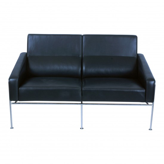 Arne Jacobsen 2pers Airport sofa newly upholstered with black aniline leather