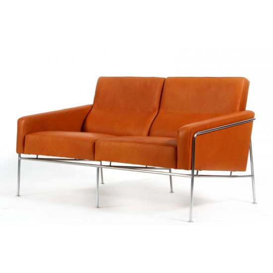 Arne Jacobsen 2pers Lufthavnssofa 3302, nypolstret i Cognac anilin læder Arne Jacobsen 2pers Lufthavnssofa 3302, nypolstret i Cognac anilin læder