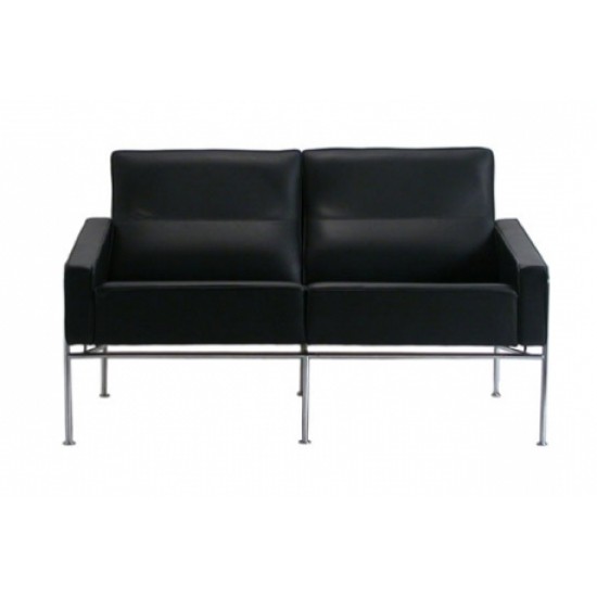 Arne Jacobsen 2pers. Lufthavnssofa nypolstret i sort classic læder Arne Jacobsen 2pers. Lufthavnssofa nypolstret i sort classic læder