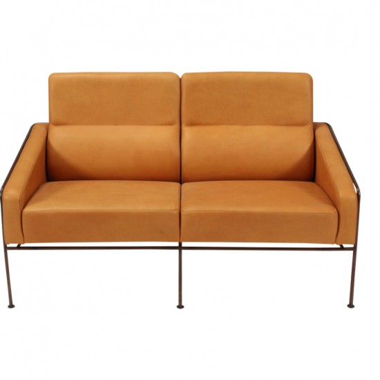 Arne Jacobsen 2pers. Lufthavnssofa i Cognac læder, med stel i bruneret messing Arne Jacobsen 2pers. Lufthavnssofa i Cognac læder, med stel i bruneret messing