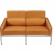Arne Jacobsen 2pers. Lufthavnssofa i Cognac læder, med stel i bruneret messing Arne Jacobsen 2pers. Lufthavnssofa i Cognac læder, med stel i bruneret messing