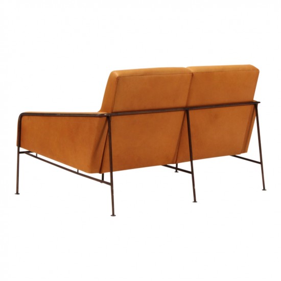 Arne Jacobsen 2pers. Lufthavnssofa i Cognac læder, med stel i bruneret messing Arne Jacobsen 2pers. Lufthavnssofa i Cognac læder, med stel i bruneret messing