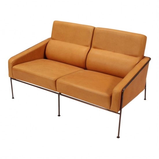 Arne Jacobsen 2pers. Lufthavnssofa i Cognac læder, med stel i bruneret messing Arne Jacobsen 2pers. Lufthavnssofa i Cognac læder, med stel i bruneret messing