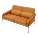 Arne Jacobsen 2pers. Lufthavnssofa i Cognac læder, med stel i bruneret messing Arne Jacobsen 2pers. Lufthavnssofa i Cognac læder, med stel i bruneret messing