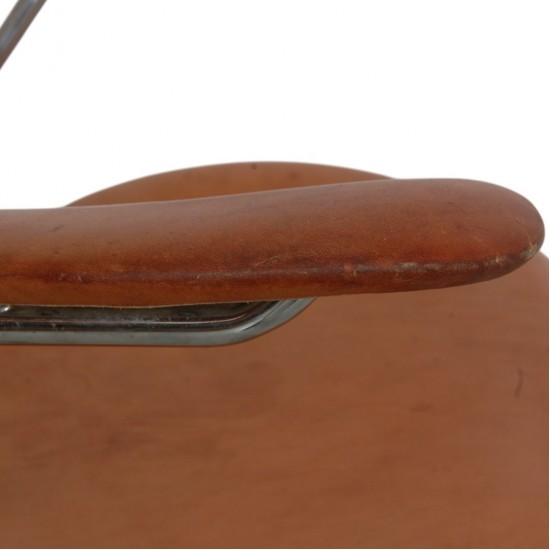 Arne Jacobsen 3207 armchair in patinated cognac leather