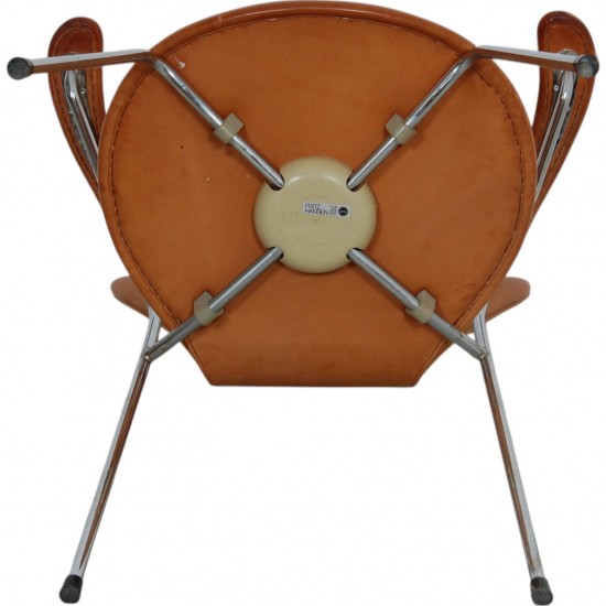 Arne Jacobsen 3207 armchair in patinated cognac leather