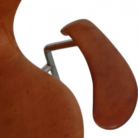 Arne Jacobsen 3207 armchair in patinated cognac leather