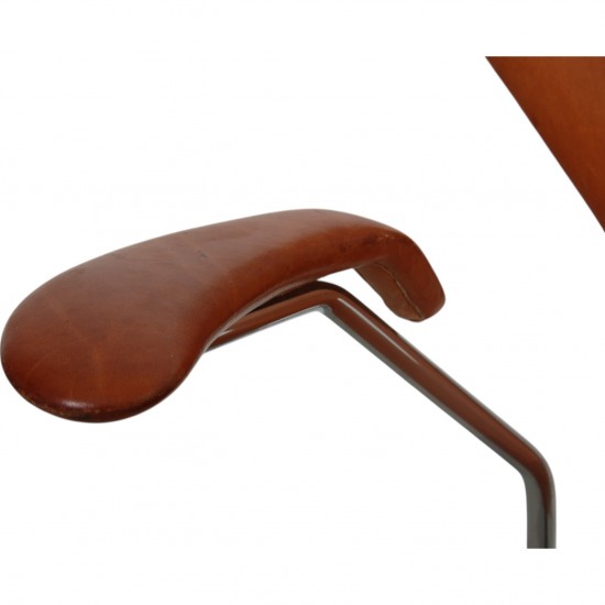 Arne Jacobsen 3207 armchair in patinated cognac leather