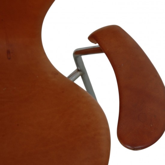 Arne Jacobsen 3207 armchair in patinated cognac leather