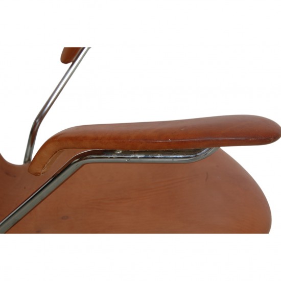 Arne Jacobsen 3207 armchair in patinated cognac leather