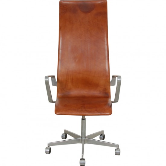 Arne Jacobsen Høj Oxford kontorstol i patineret cognac læder