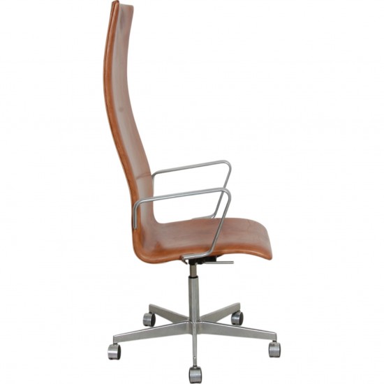 Arne Jacobsen Høj Oxford kontorstol i patineret cognac læder