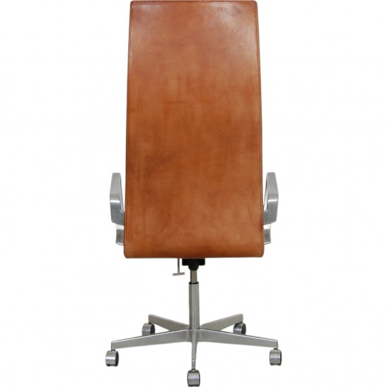 Arne Jacobsen Høj Oxford kontorstol i patineret cognac læder