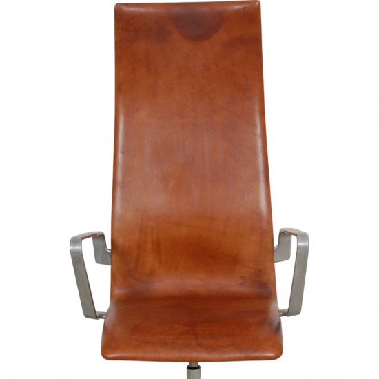Arne Jacobsen Høj Oxford kontorstol i patineret cognac læder