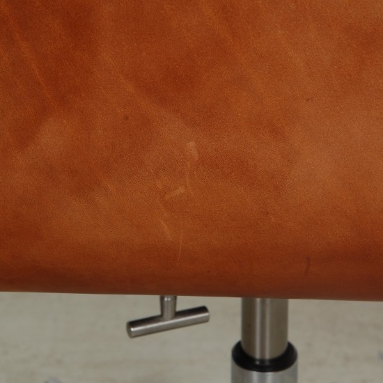 Arne Jacobsen Høj Oxford kontorstol i patineret cognac læder