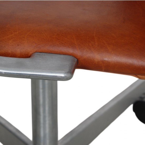 Arne Jacobsen Høj Oxford kontorstol i patineret cognac læder