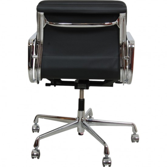 Charles Eames Ea-217 kontorstol nybetrukket med sort læder