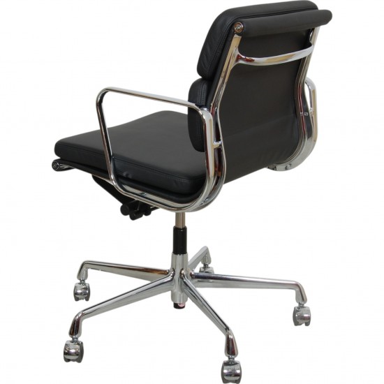 Charles Eames Ea-217 kontorstol nybetrukket med sort læder