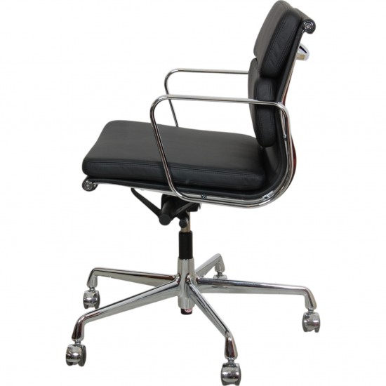 Charles Eames Ea-217 kontorstol nybetrukket med sort læder