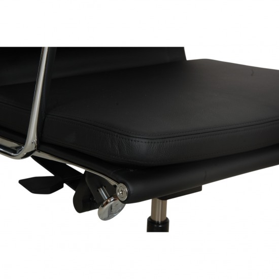 Charles Eames Ea-217 kontorstol nybetrukket med sort læder