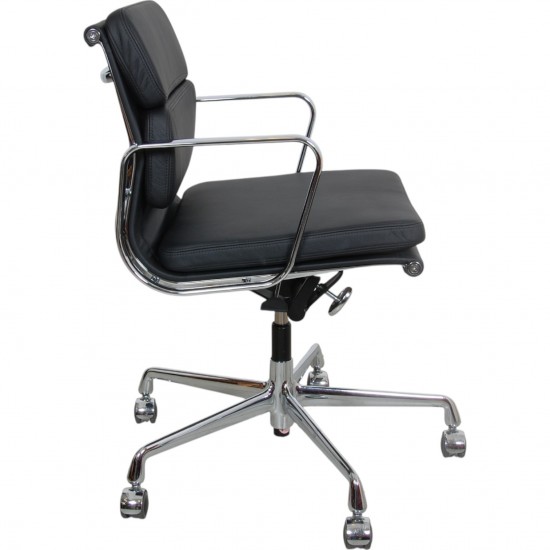 Charles Eames Ea-217 kontorstol nybetrukket med sort læder