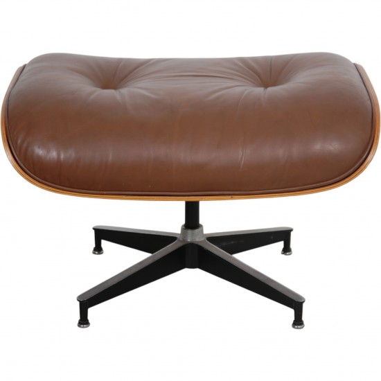 Charles Eames Lounge chair ottoman i brun læder