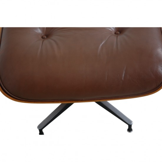 Charles Eames Lounge chair ottoman i brun læder