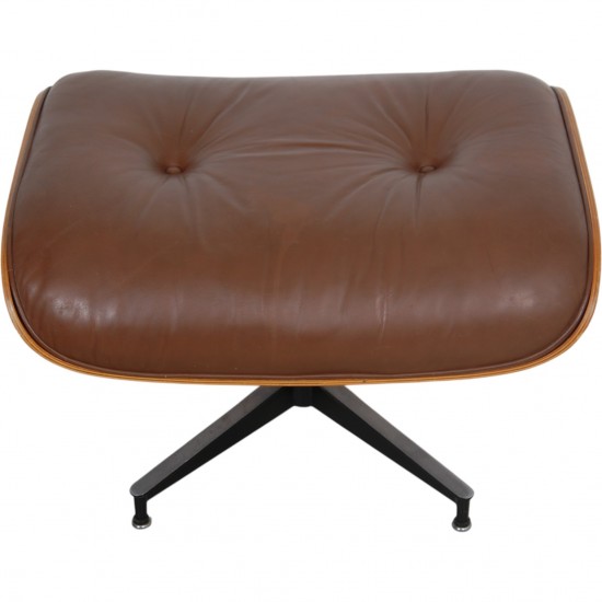 Charles Eames Lounge chair ottoman i brun læder
