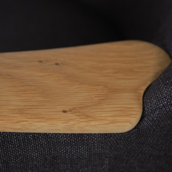 Hans Wegner Mama Bear stol i gråt stof