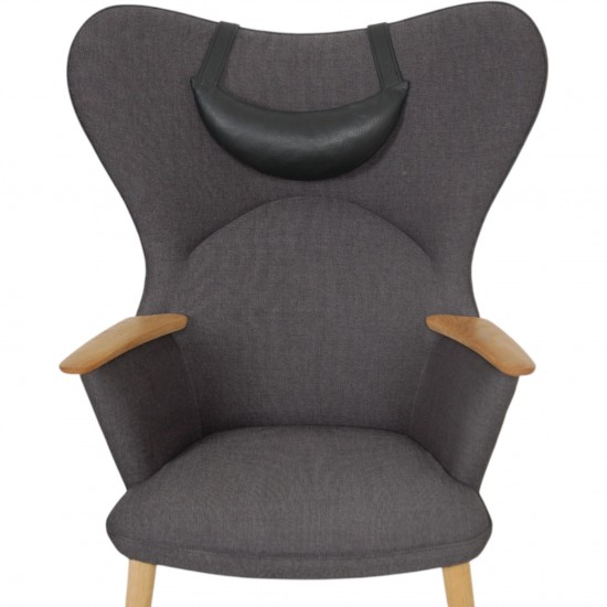 Hans Wegner Mama Bear stol i gråt stof