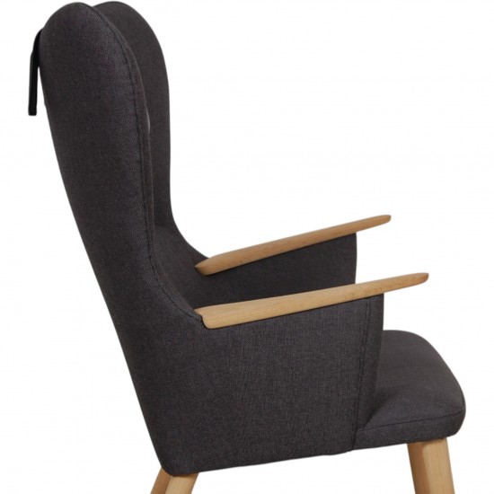 Hans Wegner Mama Bear stol i gråt stof