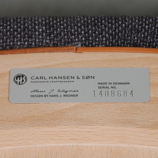 Hans Wegner Mama Bear stol i gråt stof