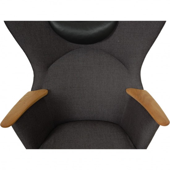 Hans Wegner Mama Bear stol i gråt stof