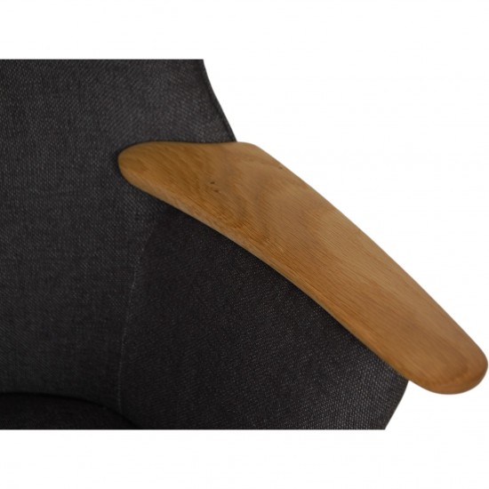Hans Wegner Mama Bear stol i gråt stof