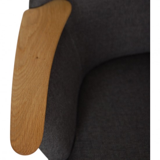 Hans Wegner Mama Bear stol i gråt stof