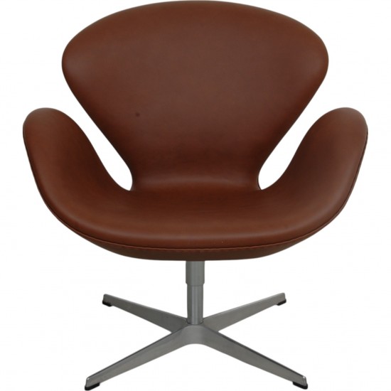 Arne Jacobsen Svane stol nybetrukket med Mokka Classic læder