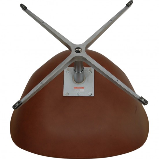 Arne Jacobsen Svane stol nybetrukket med Mokka Classic læder