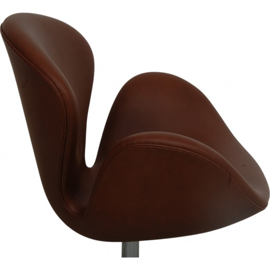 Arne Jacobsen Svane stol nybetrukket med Mokka Classic læder