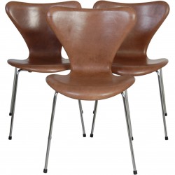 Sæt af 3 Arne Jacobsen Syver stole i patineret brun anilin læder