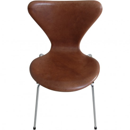 Sæt af 3 Arne Jacobsen Syver stole i patineret brun anilin læder